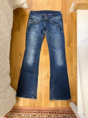 Lågmidjade bootcut jeans  - Jättesnygga lågmidjade jeans från Tommy Hilfiger! Skriv för mått. Obs sytt in två hål, se sista bilden 
