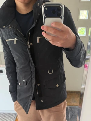 Snoot jacket - Otroligt schysst snoot field jacket. | Perfekt jacka till våren och sommarkvällarna. | Sitter slim och snyggt på. | Modellen är 180.