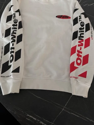 Vit Off-White tröja - Sitter verkligen bra mot kroppen! Den är storlek XS men kommer också passa de som har storlek S