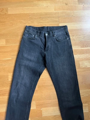 Svarta raka jeans - Baxter - Säljer ett par svarta jeans med rak passform. Märke: Baxter. Storlek: W31, L32