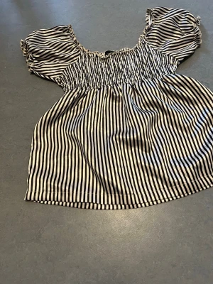 Vero Moda - Topp i silke 🖤