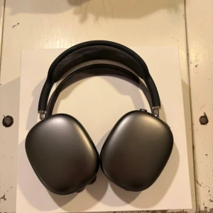 Apple AirPods Max rymdgrå hörlurar - Säljer nu mina AirPods max som jag inte har så mycket användning utav längre. Hörlurarna funkar utmärkt och har inga skador.