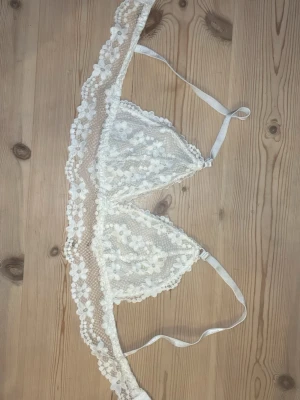 3 st spetsbralettes i olika modeller. - 3 st spetsbralettes i olika modeller.