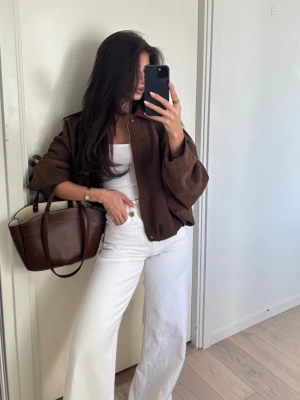 Brun bomberjacka i suede/mocka material  - Zaras virala  bruna suede bomberjacka.  Mockabrun med avslappnad passform och dragkedja framtill. Jackan har en klassisk krage och är tillverkad i ett material som liknar mocka. Perfekt att slänga över en enkel outfit 🤎🧸Jackan är i toppen skick!