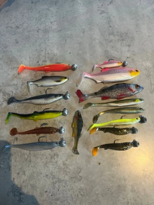 Blandade jiggar för fiske. ⚠️KOM FÖRSLAG PÅ PRIS!⚠️! - Säljer ett gäng olika jiggar i flera färger och former, perfekta för sportfiske. Färgerna varierar mellan orange, rosa, grå, gul, grön och brun. Jiggarna har olika mönster och vissa har glittereffekt. Alla är utrustade med krok och jiggskalle.