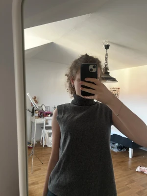 Grå polotopp - Säljer en grå polotopp utan ärmar från Zara!