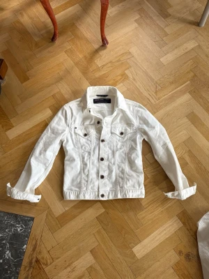 Jacob Cohen denim jacka - Säljer nu denna nästintill nya Jacob Cohen denim jackan/overshirten. Mycket svårhittad och exklusiv modell. Nypris ligger på runt 7500kr. Tillverkad i Italien. Pris ej hugget i sten.