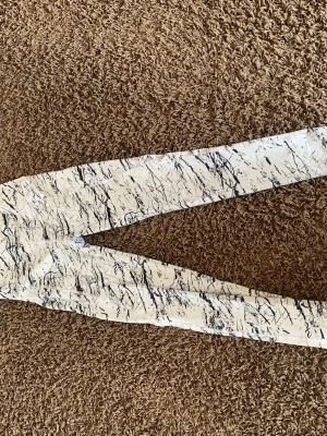 Vita leggings med svart mönster - Säljer ett par vita leggings från ICANIWILL med svart abstrakt mönster. De är tighta och stretchiga, perfekta för dig som gillar en unik och sportig stil. Materialet är mjukt och följsamt, vilket gör dem bekväma att bära hela dagen.