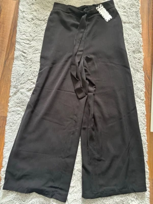 Svarta vida mjukisbyxor med knytband - somriga sköna byxor från PIECES!! Och är aldrig använda med lappen kvar ❤️