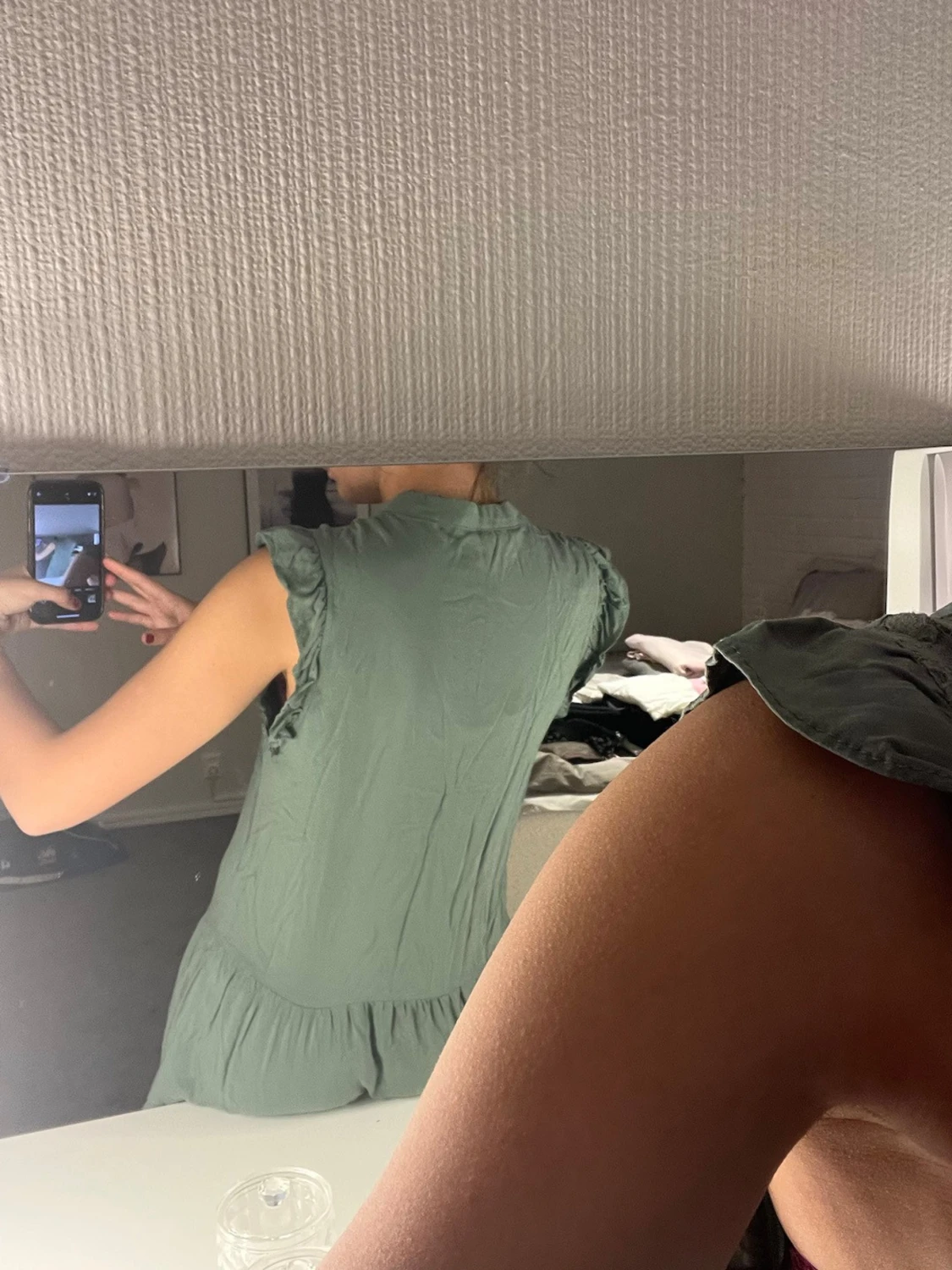 Grön kort klänning med spetsdetaljer - 2