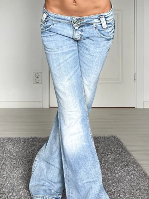 Lee jeans - Midjemått: 37cm rakt över, innerbenslängd: 80cm 💗