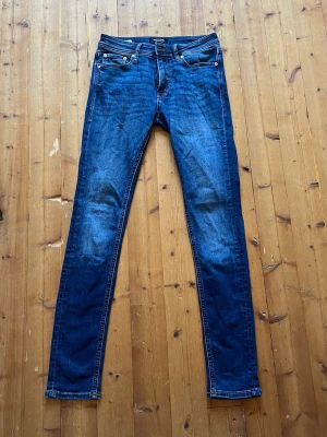 Skinny Liam Jack & Jones Jeans - Säljer nu dessa feta skinny liam jeans från Jack & Jones. Storlek W28 / L32. Modellen på bilderna är 183 cm lång och väger 68 kg. Vid frågor eller funderingar släng iväg ett meddelande!