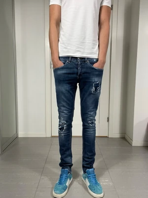 Dondup George Jeans  - Säljer nu dessa Dondup George Jeans med snygga slitningar i populär design, skriv för fler bilder/frågor🙌🏼 