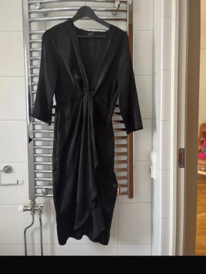Svart klänning från Gina tricot storlek M - Svart känning  Storlek M Gina tricot  Sliten på vissa ställen (inget som märks) Slits