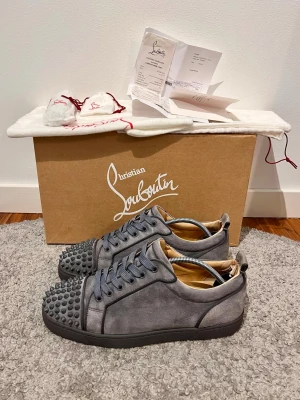  Christian Louboutin Junior spikes  - Säljer mina feta Christian Louboutins Junior spikes i grå färg då dem tyvärr är för små | strl: 41 | skick 7-10 | ALLT OG | ÄKTA SÅKLART. Det låga priset är pågrund av att jag vill bli av med dem | Hör av er vid funderingar!☺️ priset är ej hugget i sten!