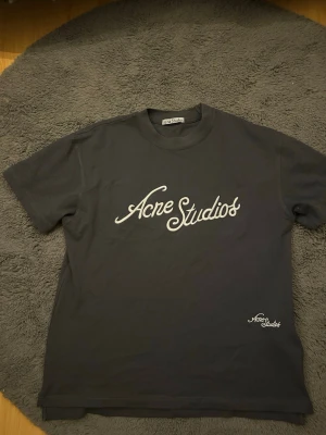 Acne T-shirt  - Helt ny. Storlek M.Oversized modell.  Hör av dig vid minsta lilla fundering! 