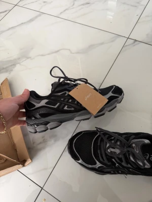 Asics GEL-NYC svart och silver, helt nya - Helt nya och fräscha Asics, helt nya med prislapp kvar och aldrig använda. Storleken är 42, säljer de för jag fått de som present. Nypris för de är 1700-1800