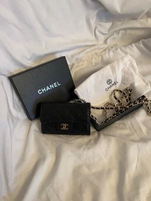 Helt ny oanvänd väska mini - Liten Cc väska perfekt för en outfit helt ny oanvänd kommer med låda, dust bag och kort. Har du frågor skicka ett dm💕Äkta läder. Pirs kan diskuteras 