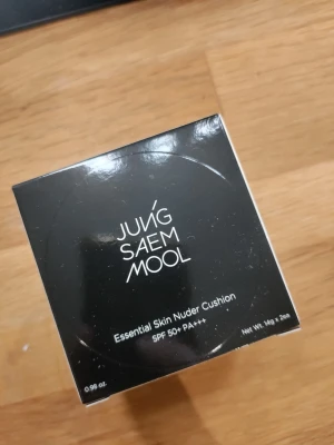 Jung Saem Mool Skin Nuder Cushion - Foundation i cushion-format från Jung Saem Mool. Essential Skin Nuder Cushion ger naturlig finish och har SPF 50+ PA+++. Kommer i svart, stilren förpackning och innehåller 2x14g. Perfekt för dig som vill ha en lätt och jämn bas med skydd mot solen.
