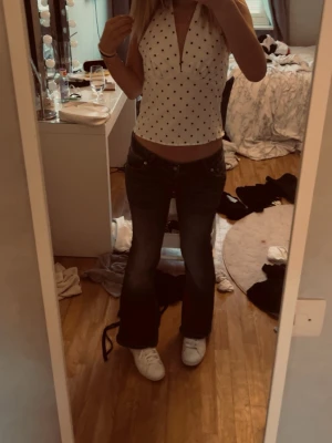 supersöt prickig topp - supersöt prickig topp i jättefint skick🤍