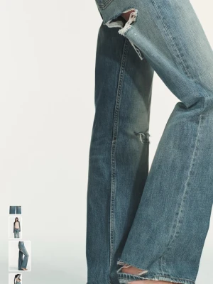 Zara  slitna bootcut jeans - Säljer ett par blå bootcut jeans med slitningar och hål på knäna. Jeansen har en avslappnad passform och är tillverkade i klassisk denim. Perfekta för dig som gillar en trendig och avslappnad stil.