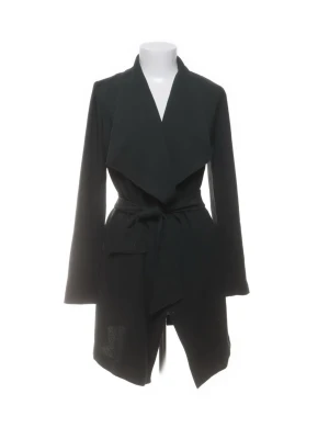 Svart omlott trenchcoat  - Stilren svart trenchcoat med omlott-design och knytbart bälte i midjan