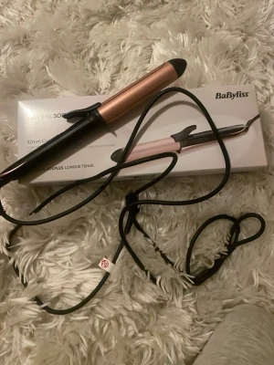BaByliss 32mm locktång - Locktång från BaByliss som är endast testad. 32 mm. 6 olika värme nivåer, upp till 210°C. Säljs då den inte används. ❤️