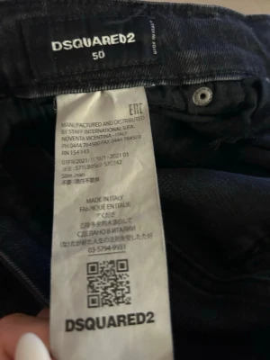Svarta slim jeans från Dsquared2 - Säljer ett par svarta slim fit jeans från Dsquared2, modell Extra Sexy. Jeansen är tillverkade i Italien och har klassisk femficksdesign med bälteshällor. Materialet är 100% bomull och de har en snygg, modern passform.