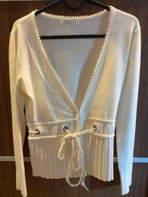 vit kofta med knytning/snörning -  vit kofta med jättefin knytning i 65% Kashmir! storlek S💓 hör av er vid frågor