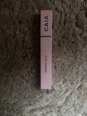 CAIA Romantique mascara - Säljer ett CAIA mascara i nyansen Romantique. Aldrig använt då jag är en frans tjej!