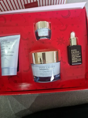Estée Lauder hudvårdspaket - Lyxigt hudvårdspaket från Estée Lauder med DayWear ansiktskräm i blå burk med guldfärgat lock, Advanced Night Repair serum i brun flaska med pipett, liten blå burk med guldfärgat lock samt en silvrig tub Perfectly Clean. Perfekt för dig som vill ha en komplett basrutin.