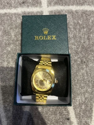 Guldfärgad Klocka - Skickas samma dag!