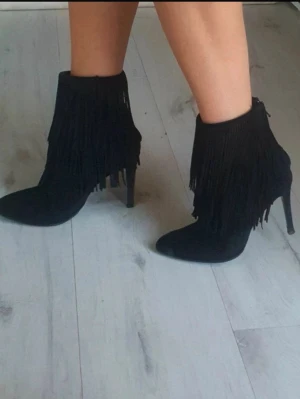Svarta klackskor med fransar - Supersnygga spetsiga fransskor med klack och dragkedja på baksidan!☺️