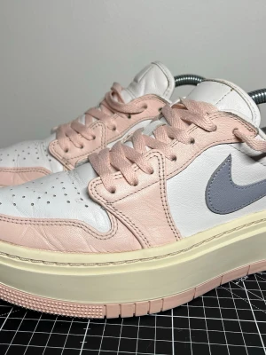 Air Jordan 1 Elevate - Nike Air Jordan sneakers i rosa/vit med platåsula. I utmärkt skick, sparsamt använda. Sulans färg är original (inte gulnad). Perfekta för daglig användning, bekväma och stilrena.