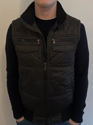 Väst  - - Condition: 9/10 - Color: Black - Size: M