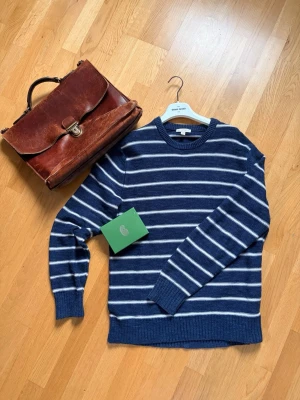 Randig Gap Tröja - Säljer nu en vintage blå/vit randig tröja från Gap i mycket bra skick🤩Sällsynt tröja som inte säljs längre✅Var inte rädd för att ställa fler frågor❤️