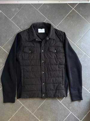 Gran Sasso cardigan - Säljer min Gran Sasso cardigan i storlek 46 (sitter som S). Jackan är i mycket fint skick och den enda anmärkningen är att taggen har lossnat i jackan men den kommer med jackan! Nypris ligger den på ca 6000 kr.