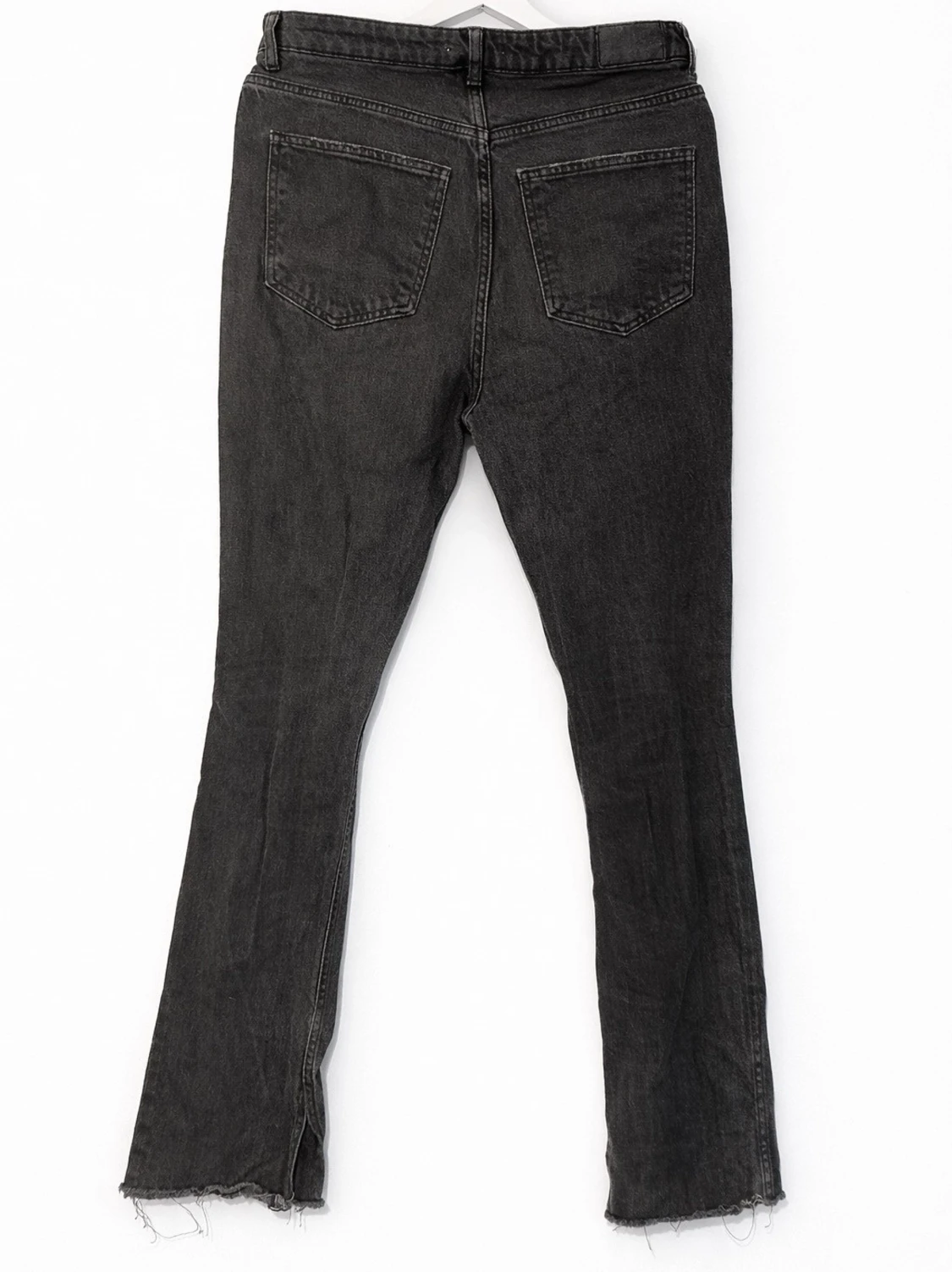 Svarta raka jeans med rå kant - 1