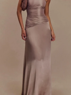 Champagnefärgad klänning från Meshki  - Elegant långklänning i champagnefärgad satin med omlottdetalj och snörning i ryggen. Klänningen är axelbandslös och har en figurnära passform upptill som övergår i ett mjukt fallande kjolparti. Perfekt för speciella tillfällen.                     Säljs då den inte kommit till användning! Pris kan diskuteras 😁