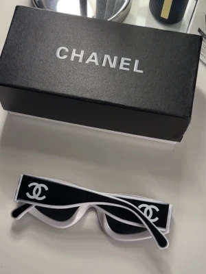 CC SOLGLASÖGON - Helt nya C glasögon med förpackning aldrig använda bara testats. Skriv för mer info🫶🏼🫶🏼