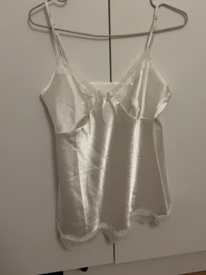 vit spets nattlinne  - nattlinne vet ej ifrån vart och är osäker på storlek. men den passar mig och jag är en xs-s men en medium skulle lätt kunna ha den.