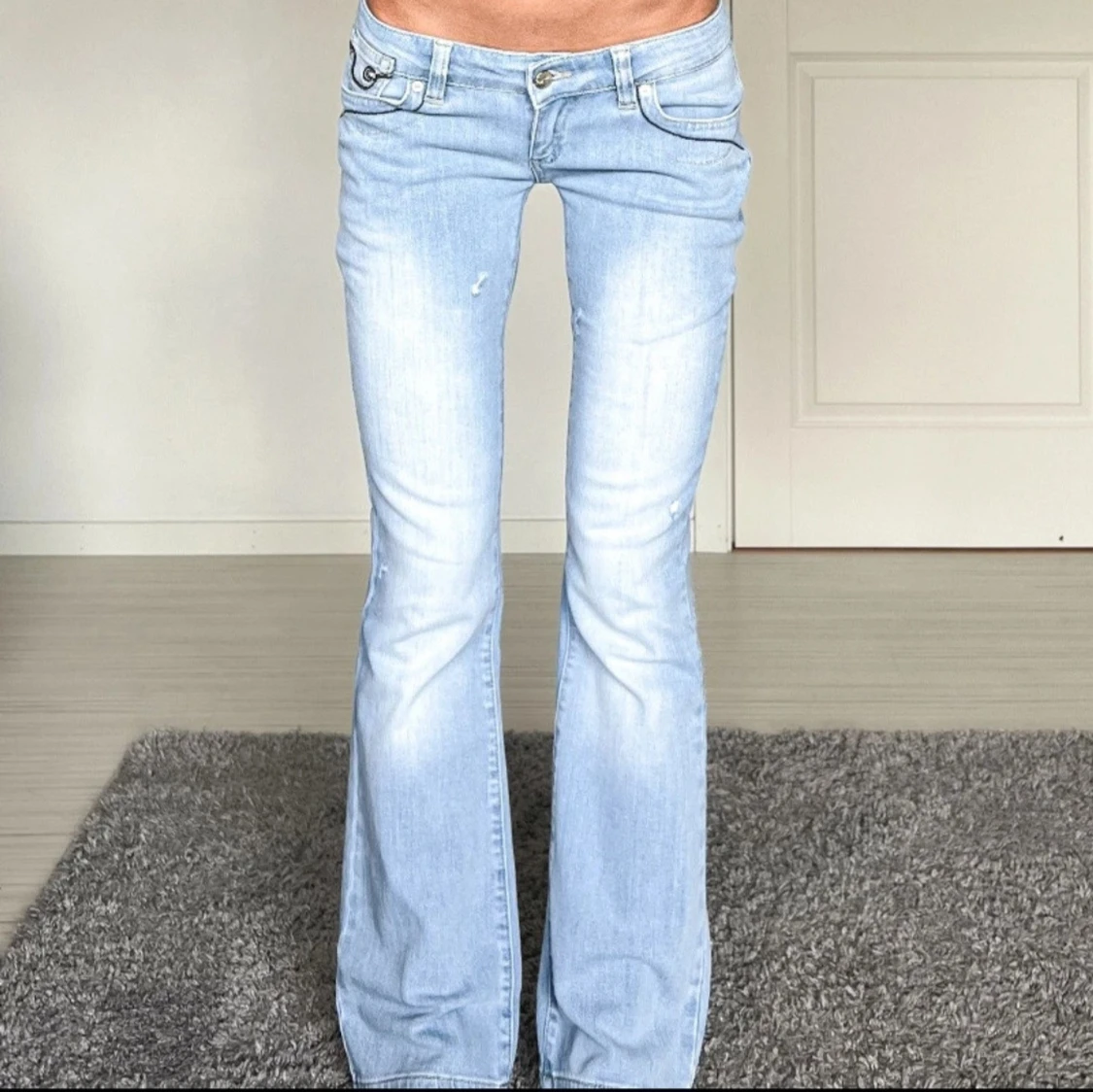 Ljusblåa lågmidjade jeans