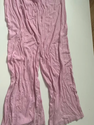 Rosa ribbade loungewear-byxor - Mysiga loungewear-byxor i ljusrosa med ribbad struktur och bred resår i midjan. Från Nelly xxs lite långa för mig som är 168 därav smuts på nederdelen av sömmarna