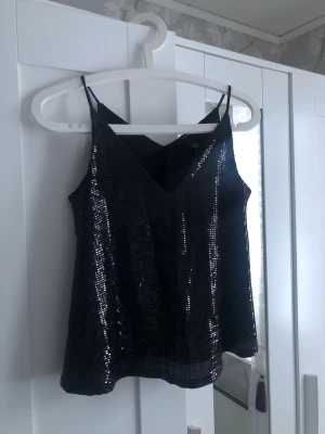 Festlinne - Säljer ett svart v-ringat festlinne från Lindex i strl. XS🖤 Oanvänd med prislapp kvar.