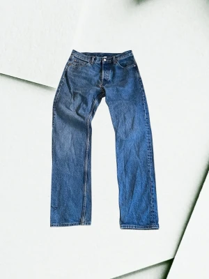 Weekday jeans - Klassiska blå jeans med rak passform. Jeansen har fem fickor. Tillverkade i slitstark denim som ger en tidlös look. Perfekta för en avslappnad och trendig stil. Modell: space relaxed straight jeans. Storlek 28/32.