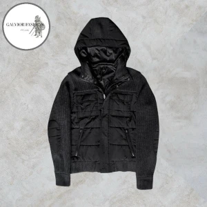 Stickad cardigan jacka - Svart stickad cardigan jacka från Zara. Utgången modell som inte längre finns i butik och är svår att få tag på på andrahandsmarknaden. Skicket är 8/10 lite lösa trådar men inga övriga defekter. Strl L enligt etikett men passar mer M. Hör av dig för mått! ~ Nypris okänt | Vårt pris 799 kr. Alla följare får bättre pris, så följ!