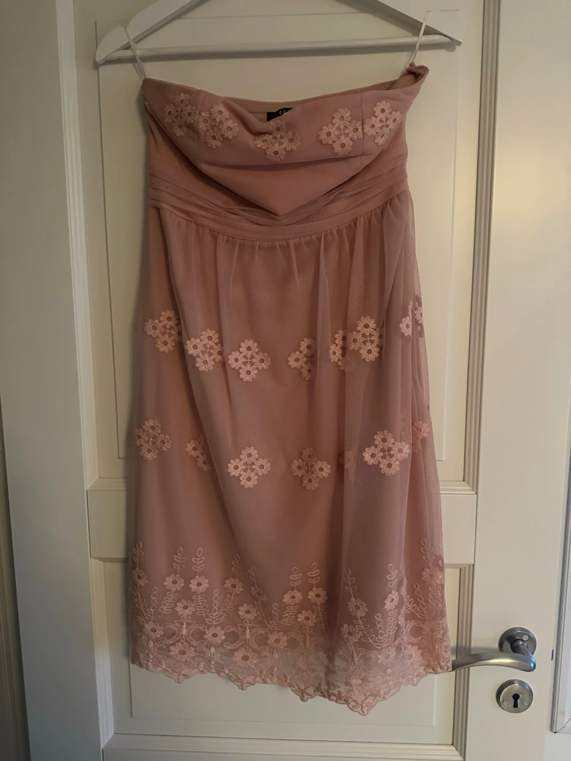 Ljusrosa axelbandslös spetsklänning - 1