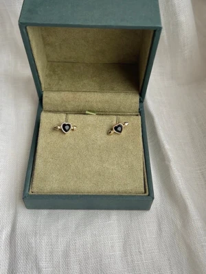 Maria Nilsdotter INSPIRERADANDE örhängen - Jätte najs örhängen som liknar Maria nilsdotters pierced ear stud örhängen, superfint skick!! Kan skicka med boxen😅 