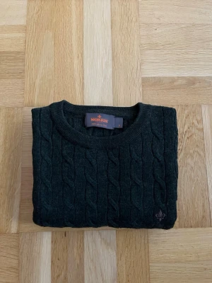 Morris Tröja i Merinoull - Morris Tröja - Storlek S - Mörkgrön - i dunderskick, vid frågor eller funderingar är det bara att höra av sig! 😁