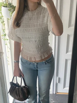 Vit topp - Vit topp från Nelly, fint skick men kommer ej till användning 🤍